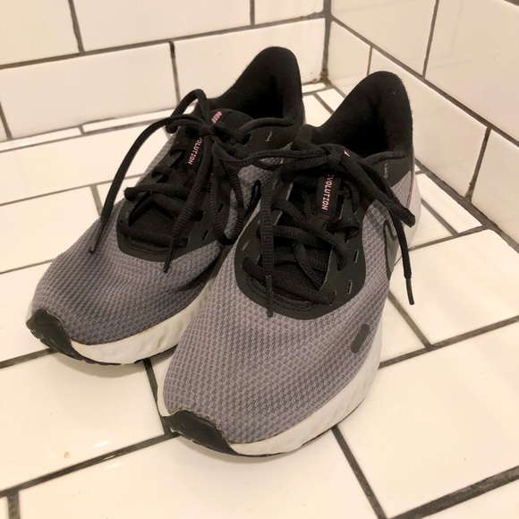 Women’s 6.5 Nike Tennis Shoes Black & Pink - Picture 2 of 5